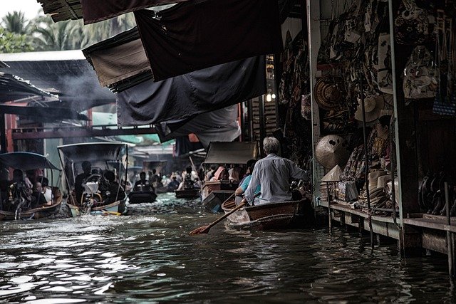 ตลาดน้ำอัมพวา เที่ยว 1 วัน: แวะตลาดร่มหุบ วัด และล่องเรือเย็น
